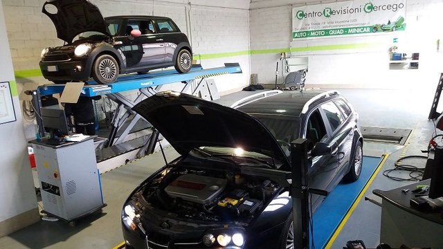 delle macchine su dei ponti in un'officina